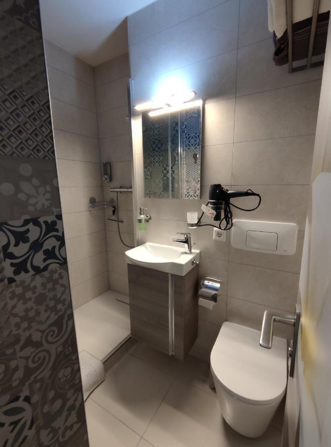 שלוכזי Studio 20Qm Mit Balkon Und Innenpool - 22010 מראה חיצוני תמונה