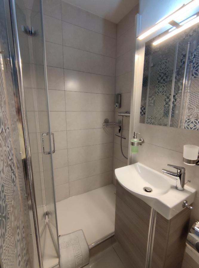שלוכזי Studio 20Qm Mit Balkon Und Innenpool - 22010 מראה חיצוני תמונה
