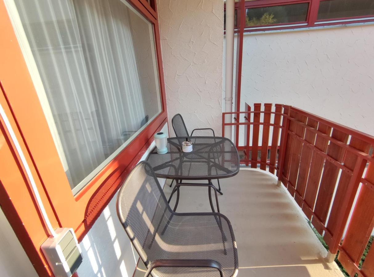 שלוכזי Studio 20Qm Mit Balkon Und Innenpool - 22010 מראה חיצוני תמונה