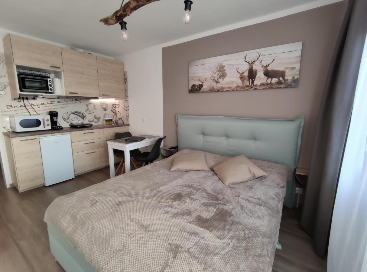 שלוכזי Studio 20Qm Mit Balkon Und Innenpool - 22010 מראה חיצוני תמונה